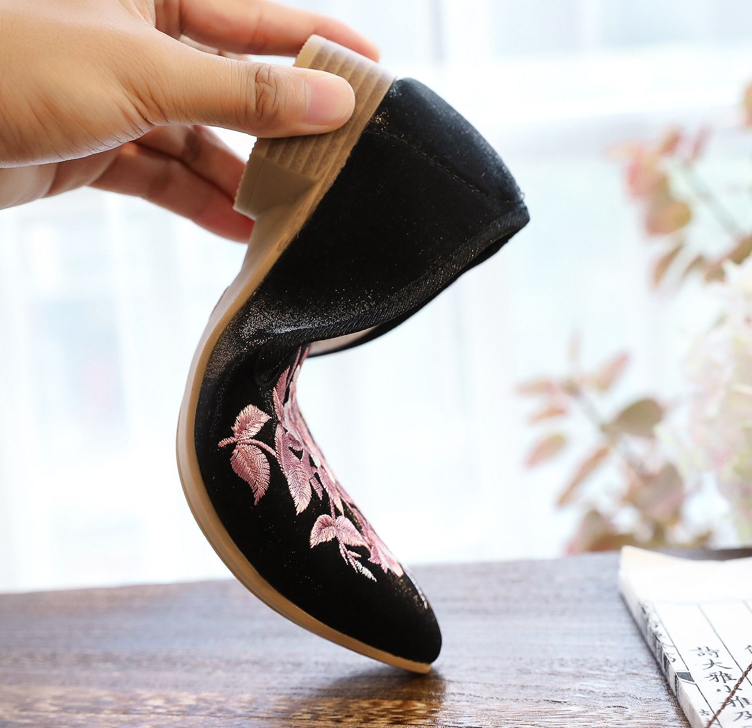 Casual Embroidered Ladies Shoes SHO-014