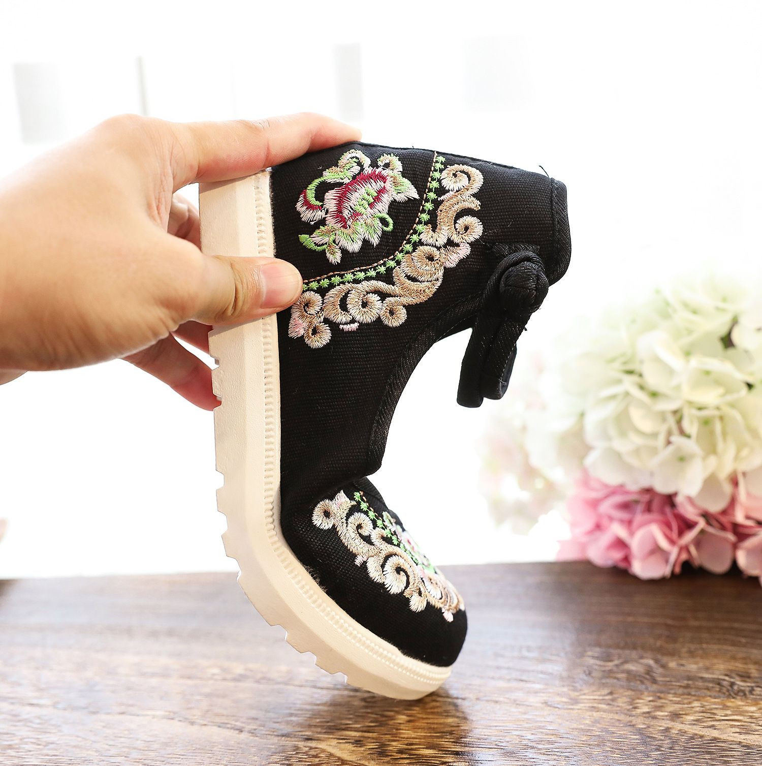 Casual Embroidered Ladies Shoes SHO-009