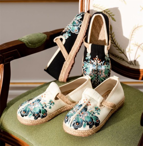 Casual Embroidered Ladies Shoes SHO-030